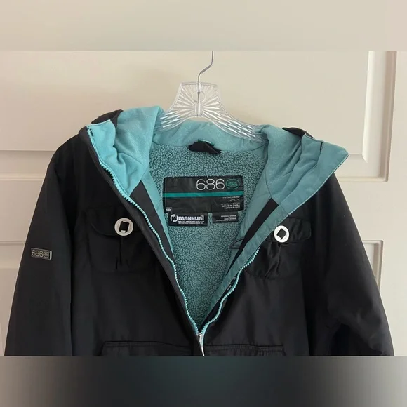 686 Mannual Women’s Insulated Snowboarding Jacket in Black - Picture 12 of 12